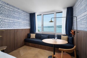 Dobbeltrom – superior | Oppholdsområde | En 50-tommers smart-TV med kabel-kanaler samt Netflix