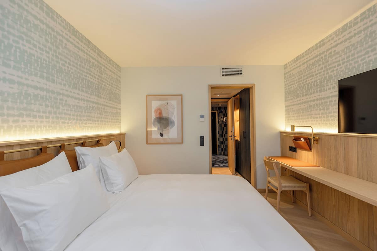 1 bedroom, in-room safe, desk, laptop workspace