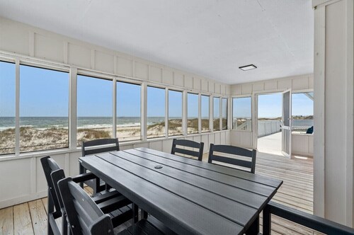 Mai Tide – Recently Renovated Classic Beach Hous