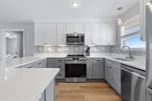 Jääkaappi, mikroaaltouuni, uuni, liesi