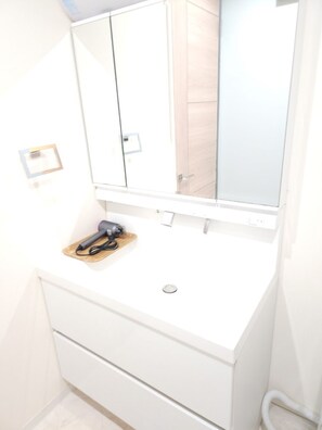 Secadora de cabello, toallas, jabón, shampoo 