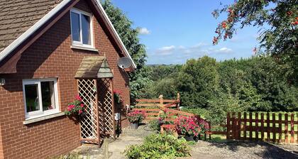 Lovely 2-bed Cottage in Pencarreg