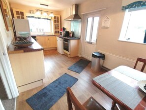 Cottage | Private kitchen | Fridge, microwave, oven, stovetop - Lovely 2-bed Cottage in Pencarreg (Llanybydder)