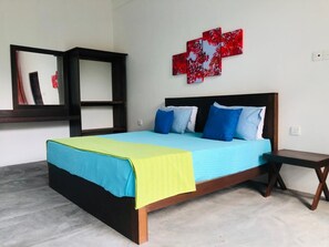 Habitació familiar, 6 dormitoris, vistes a la piscina | Bany | Assecador de cabells i sabatilles