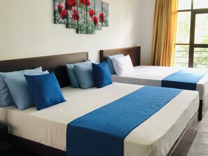 Habitación familiar, 6 habitaciones, vista a la alberca | Escritorio, insonorización, tabla de planchar con plancha y wifi gratis