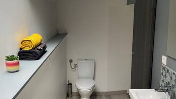 Douche, sèche-cheveux, serviettes fournies, savon