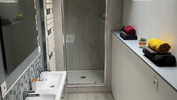 Douche, sèche-cheveux, serviettes fournies, savon