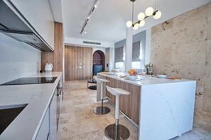 Kühlschrank, Mikrowelle, Ofen, Geschirrspüler