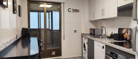 Refrigerador, microondas, horno, placa de cocina