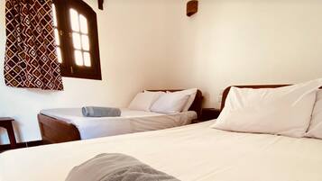 Eenvoudige vierpersoonskamer, 2 queensize bedden | Gratis wifi