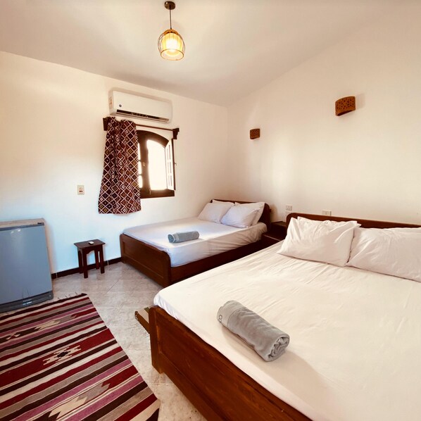 Basic Quadruple Room, 2 Queen Beds