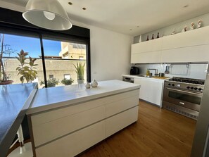Frigorífic, forn, placa de cuina i rentaplats 
