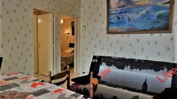 2 slaapkamers, een strijkplank/strijkijzer, reisbedje, gratis wifi