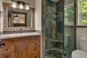 Combined shower/tub, hair dryer, towels