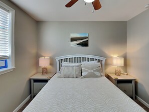 3 bedrooms, iron/ironing board, Internet, bed sheets - Charming pet friendly retreat w. fire pit + fenced in yard. (Tybee Island, GA)