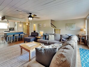 Smart TV - Charming pet friendly retreat w. fire pit + fenced in yard. (Tybee Island, GA)