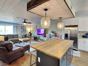 Interior - Charming pet friendly retreat w. fire pit + fenced in yard. (Tybee Island, GA)