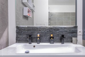 Een haardroger, een bidet, handdoeken, zeep