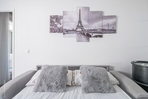 2 bedrooms, in-room safe, iron/ironing board, free WiFi