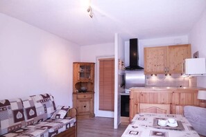 Living area - Ski-in/ski-out & foot of the slopes, balcony, tv, ski locker, 30m², Les Orres (Les Orres)