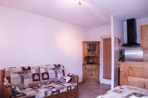 Living area - Ski-in/ski-out & foot of the slopes, balcony, tv, ski locker, 30m², Les Orres (Les Orres)