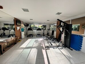 A gym with treadmills, exercise bikes, and a bench. - Porto Beach Conforto e Lazer a 200m do B Park (Aquiraz)