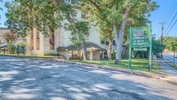 Condo, 2 Bedrooms | Property grounds