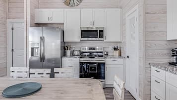 Casa, 4 habitaciones | Cocina privada | Refrigerador, horno, cafetera y tetera y tostadora