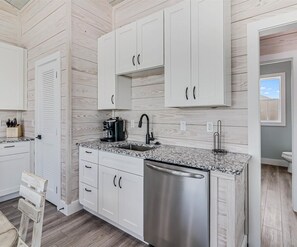 Private kitchen - Sunshine And Flip Flops Sp114 4 Bedroom Home by RedAwning (Fulton)