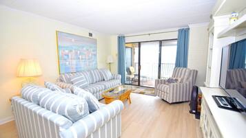 Condo, 3 Bedrooms | Living area