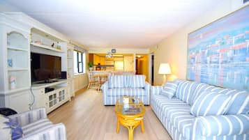 Condo, 3 Bedrooms | Living area