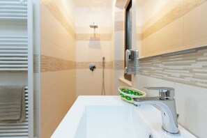Design Room | Bathroom | Free toiletries, hair dryer - Guest House - I Salici (Elice)