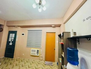 Deluxe Room, Multiple Beds | Living area