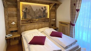Comfort Room | 1 bedroom, down comforters, in-room safe, desk - Pozza di Fassa (San Giovanni di Fassa)