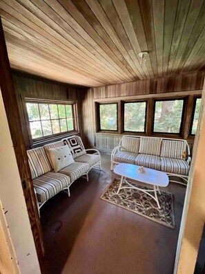 Televisie, een open haard en een stereo