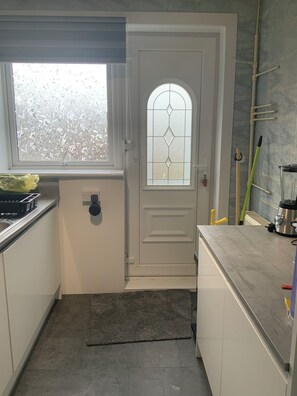 Apartment | Private kitchen | Fridge, microwave, stovetop, electric kettle - Immaculate 1-bed Apartment in Aberdeen (Aberdeen)