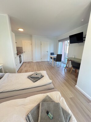 Departamento clásico, 1 habitación | Edredón, espacio para trabajar con laptop y insonorización 