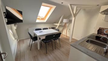 Comfort-Apartment | Daunenbettdecken, laptopgeeigneter Arbeitsplatz, schallisolierte Zimmer