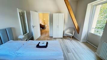 Habitación clásica con 1 cama doble o 2 individuales | 1 dormitorio, edredones de plumas, espacio para trabajar con un portátil