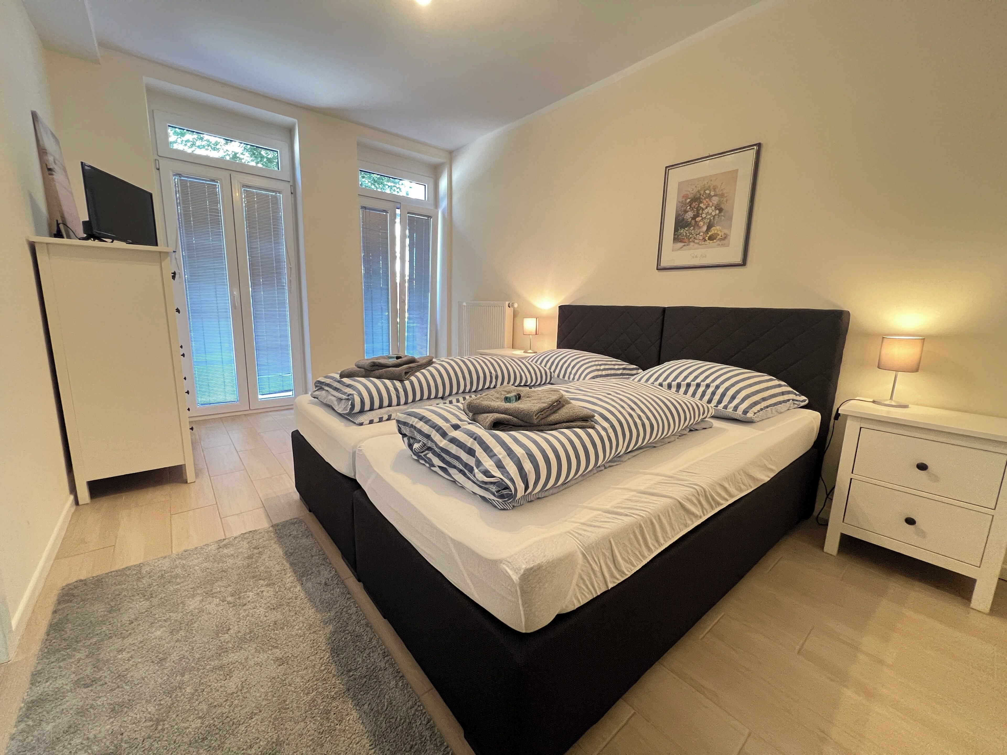 Classic dubbelrum eller tvåbäddsrum | Duntäcken, arbetsyta för laptop, ljudisolering och resesäng