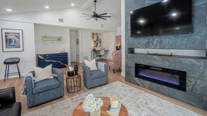 Smart-TV, Kamin, Bücher