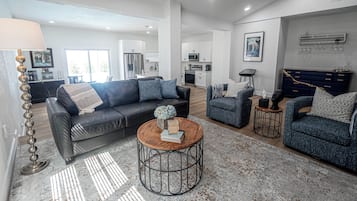 TV connectée, cheminée, livres