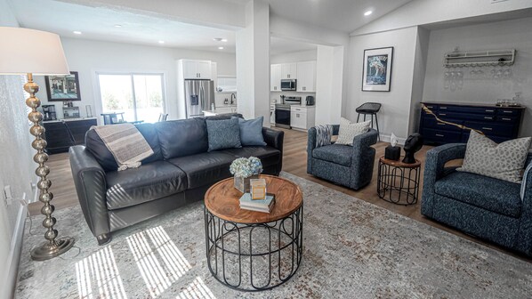 Smart TV, chimenea, libros