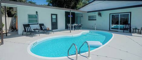 Una piscina al aire libre