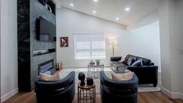 TV connectée, cheminée, livres