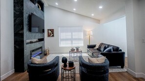 Smart TV, chimenea, libros