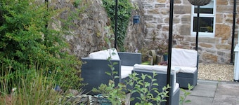 Carpenter's Cottage- coastal stay with garden