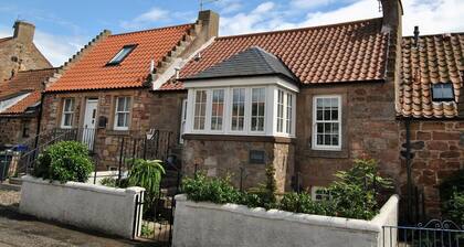 The Old Stables- charming cottage, Crail