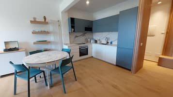 Frigorifero, microonde, forno, piano cottura