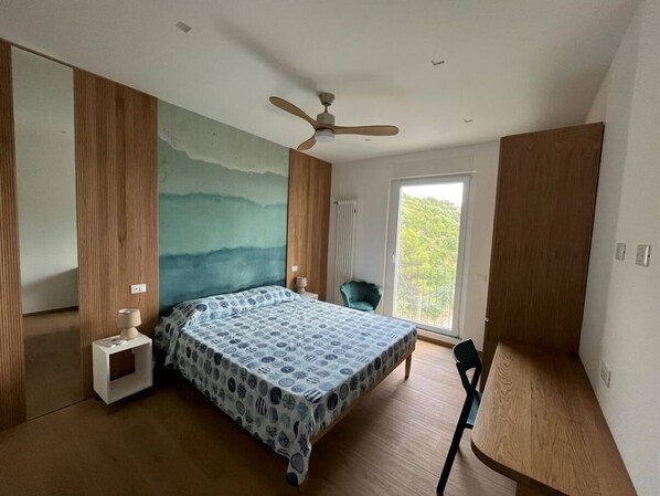 3 sovrum, skrivbord, strykjärn/strykbräda och resesäng